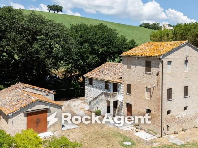 Rustico / Casale in vendita a Arcevia AN