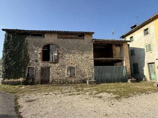 Rustico / Casale in vendita a Badia Calavena VR