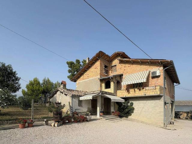 Rustico / Casale in vendita a Bellante TE