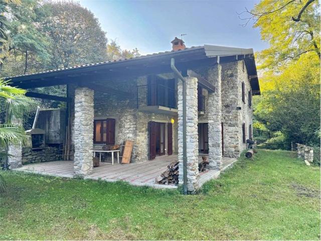 Rustico / Casale in vendita a Brezzo di Bedero VA