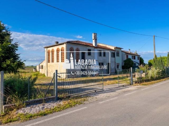 Rustico / Casale in vendita a Giacciano con Baruchella RO