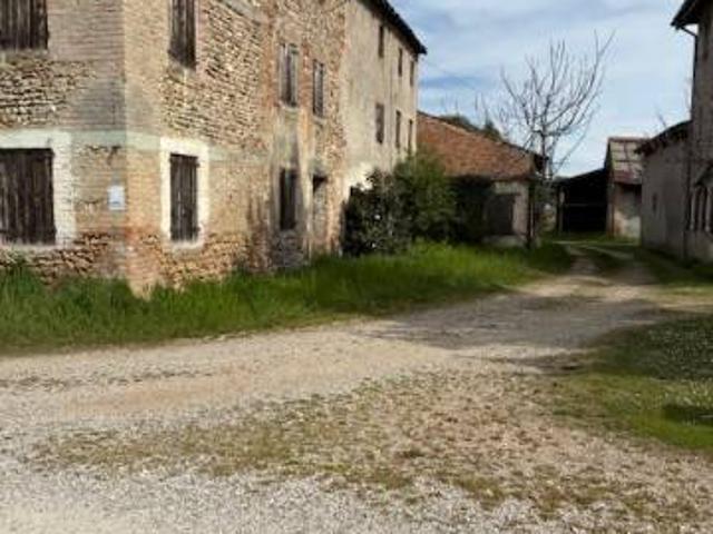 Rustico / Casale in vendita a Giavera del Montello TV