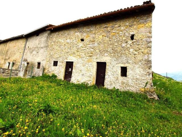 Rustico / Casale in vendita a Dossena BG