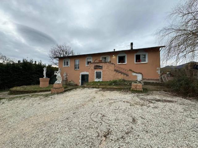 Rustico / Casale in vendita a Fabriano AN