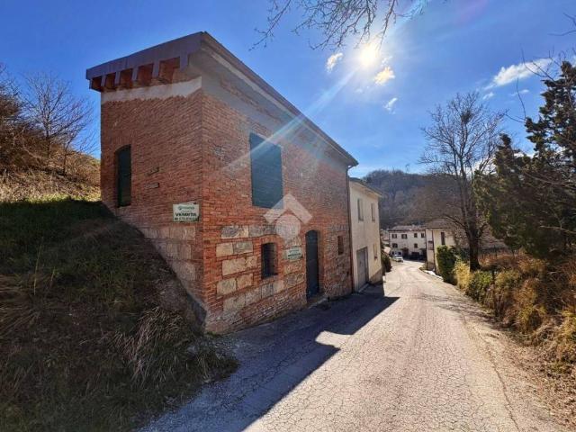 Rustico / Casale in vendita a Fabriano AN