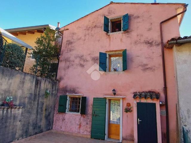 Rustico / Casale in vendita a Ferrara di Monte Baldo VR
