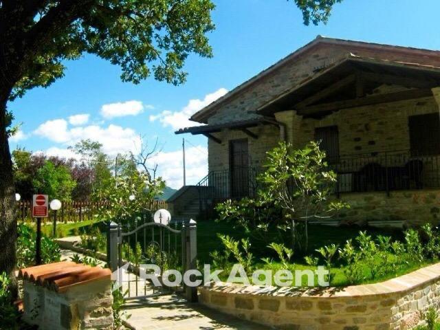 Rustico / Casale in vendita a Frontone PU