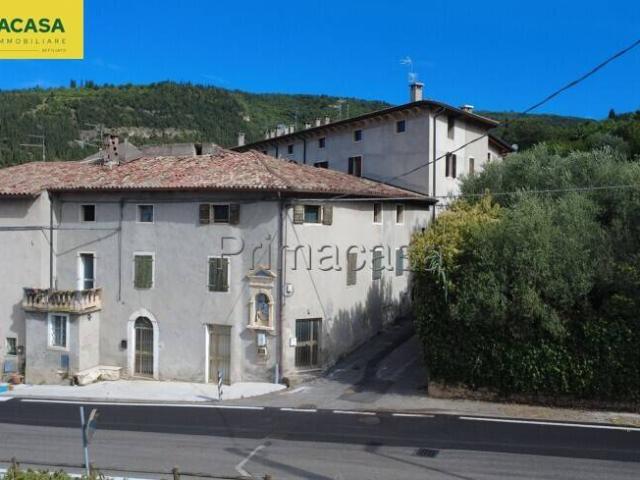 Rustico / Casale in vendita a Fumane VR