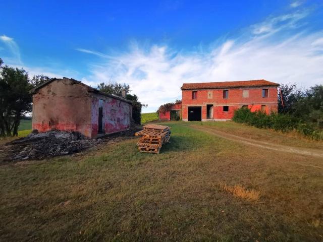 Rustico / Casale in vendita a Ostra AN