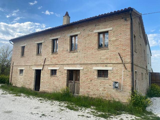 Rustico / Casale in vendita a Ostra AN
