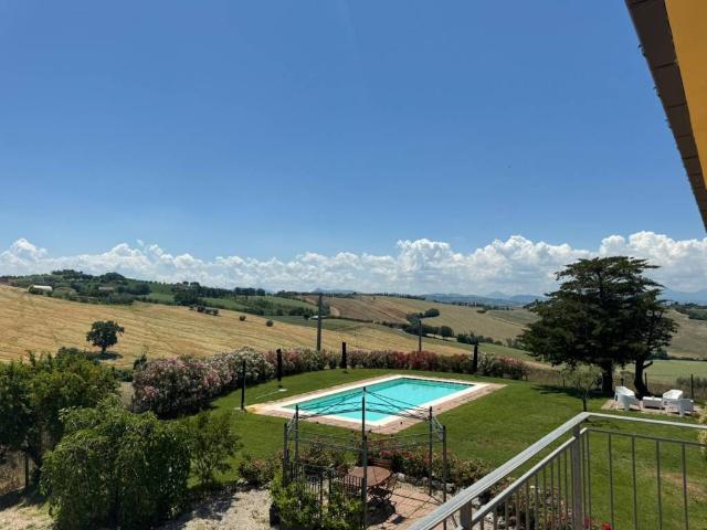 Rustico / Casale in vendita a Ostra AN