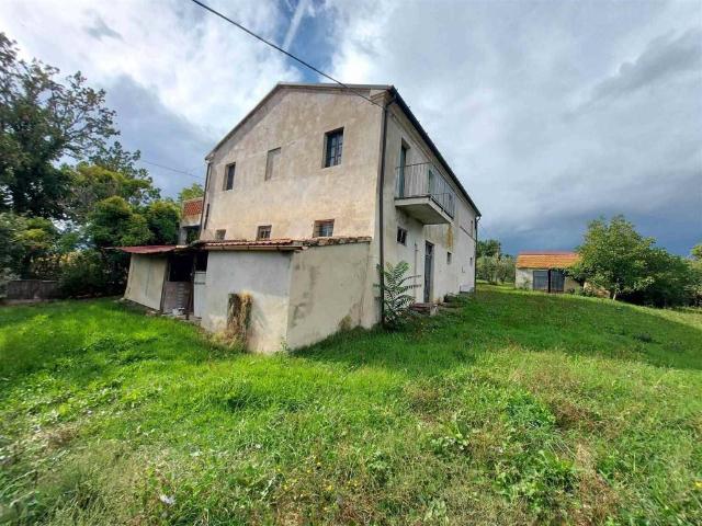 Rustico / Casale in vendita a Ostra Vetere AN
