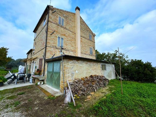 Rustico / Casale in vendita a Montottone FM