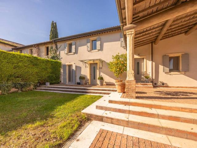 Rustico / Casale in vendita a Sommacampagna VR
