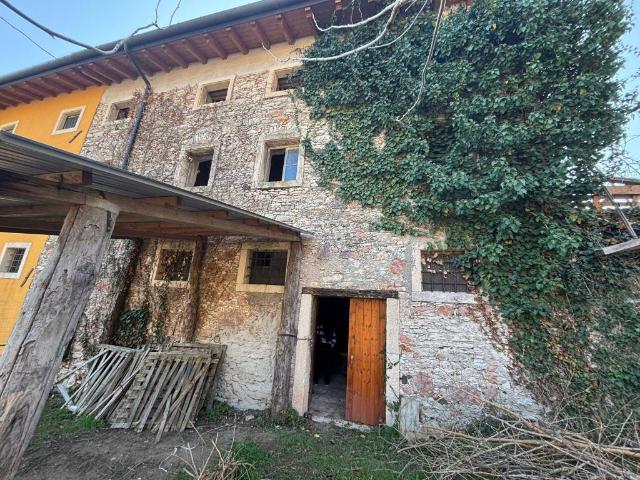 Rustico / Casale in vendita a San Giovanni Ilarione VR