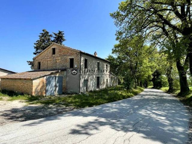 Rustico / Casale in vendita a San Lorenzo in Campo PU