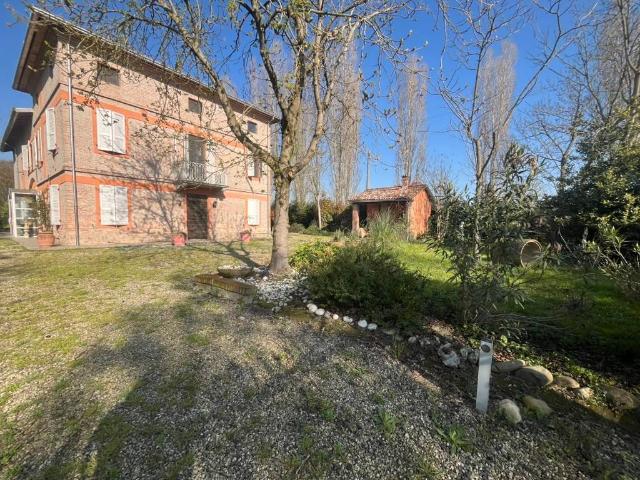 Rustico / Casale in vendita a San Secondo Parmense PR