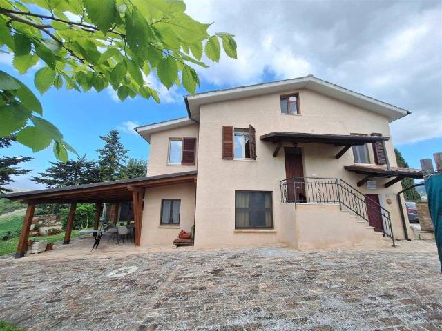 Rustico / Casale in vendita a San Severino Marche MC