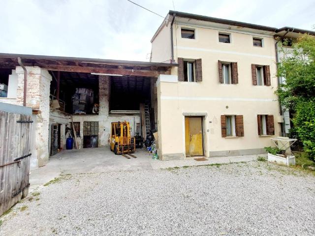 Rustico / Casale in vendita a San Zenone degli Ezzelini TV