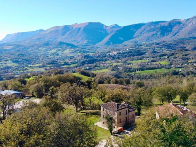 Rustico / Casale in vendita a Sarnano MC