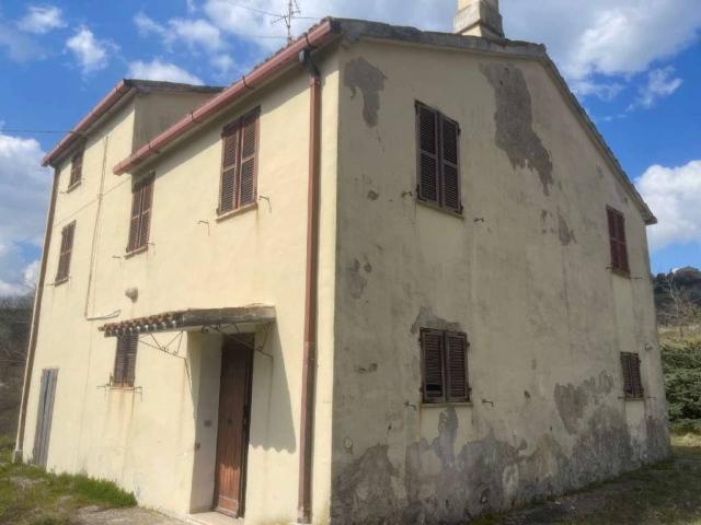 Rustico / Casale in vendita a Sassoferrato AN