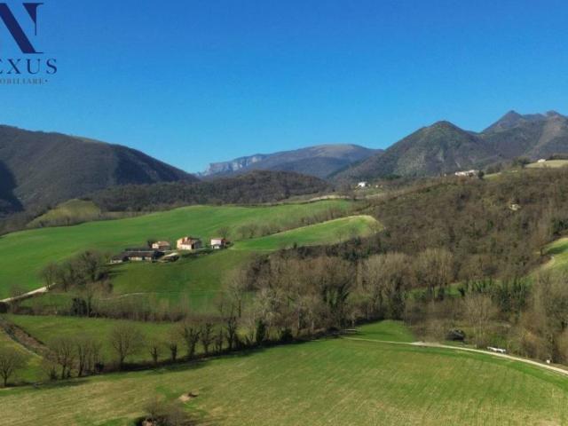 Rustico / Casale in vendita a Sassoferrato AN