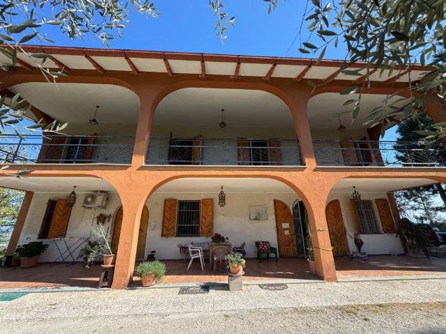 Rustico / Casale in vendita a Staffolo AN