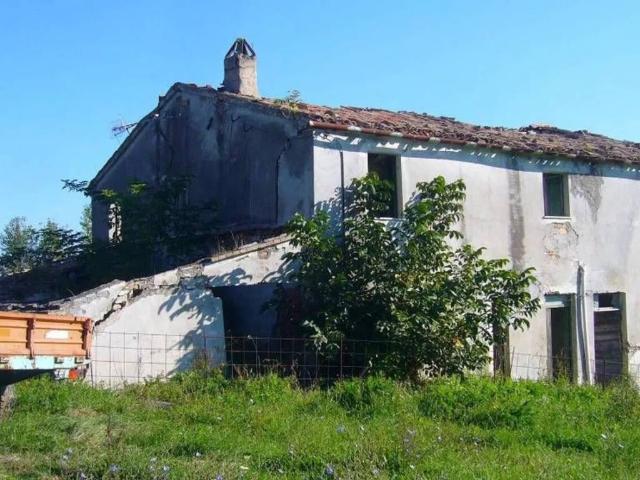 Rustico / Casale in vendita a Staffolo AN