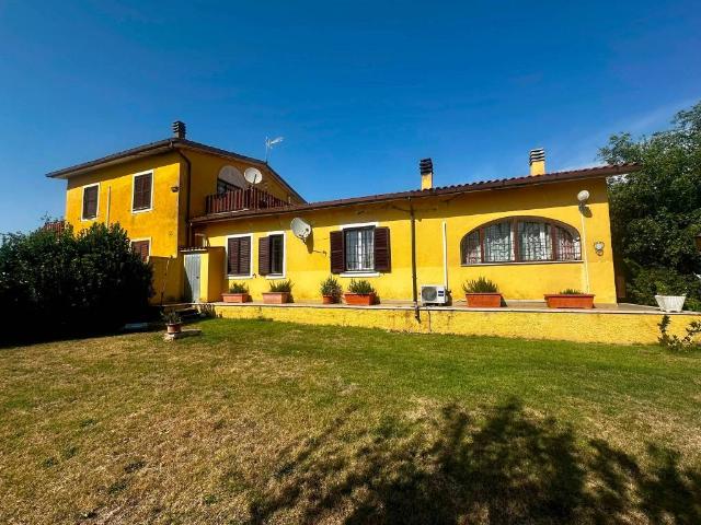 Rustico / Casale in vendita a Sutri VT