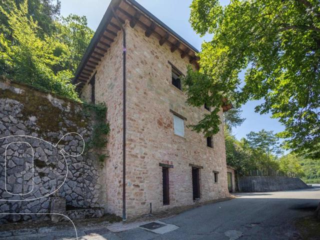 Rustico / Casale in vendita a Poggiodomo PG