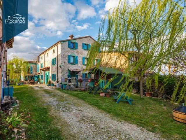Rustico / Casale in vendita a Piozzano PC