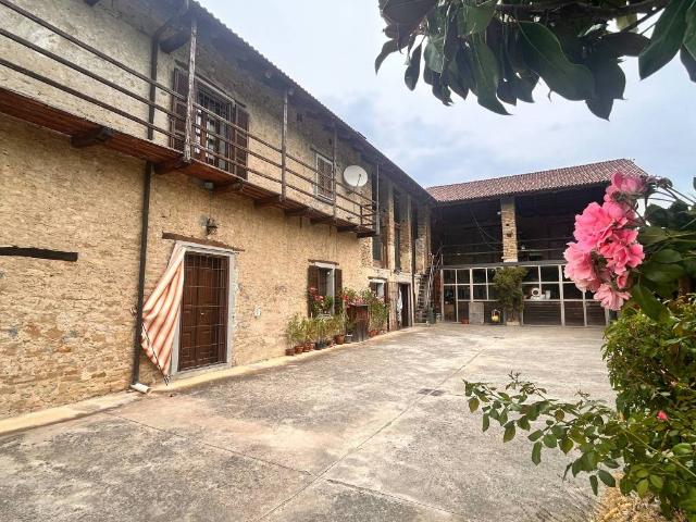 Rustico / Casale in vendita a Rocchetta Belbo CN