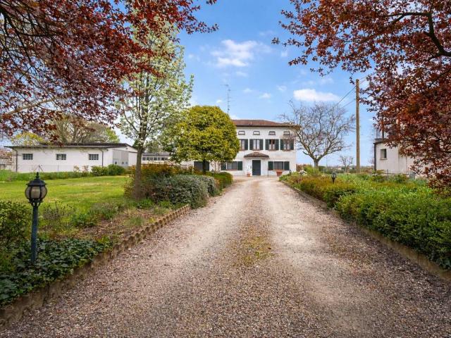 Villa in vendita a Rolo RE