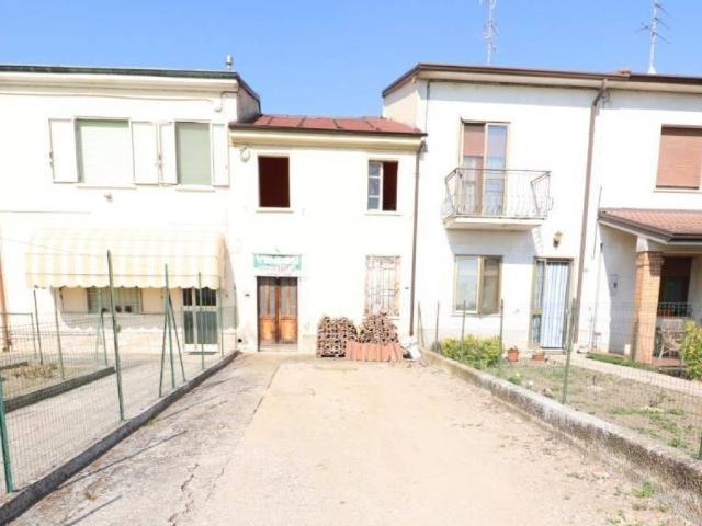 Rustico / Casale in vendita a Roncoferraro MN