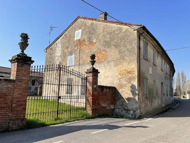 Rustico / Casale in vendita a Rivarolo del Re ed Uniti CR