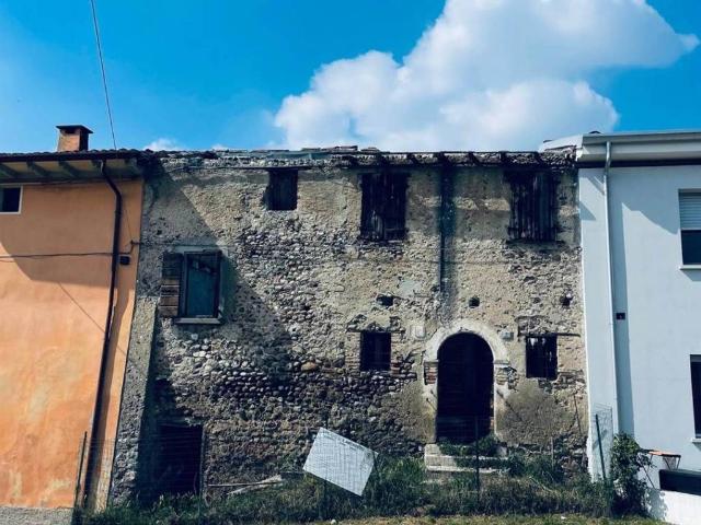 Rustico / Casale in vendita a Volta Mantovana MN