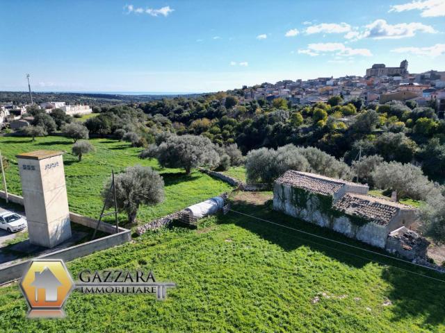 Rustico con terreno in vendita a Canicattini Bagni, C.da Pignati