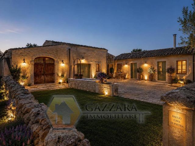 Rustico con terreno in vendita a Noto, C.da Cava Secca