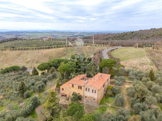 Rustico con box doppio a Trequanda