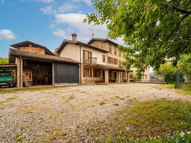 Rustico con giardino a Colli Verdi