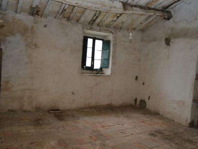 Rustico con giardino a Fossombrone