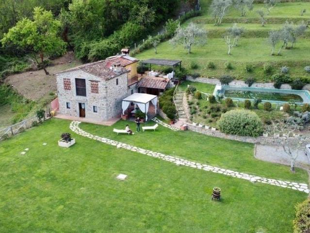 Rustico con giardino a Pescia