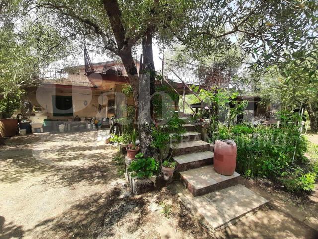 Rustico con giardino a Teano