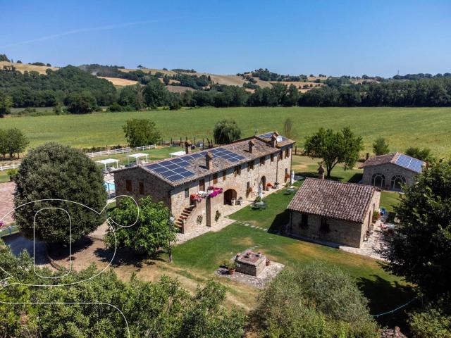 Rustico con giardino a Todi