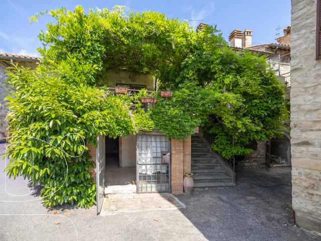 Rustico da ristrutturare a Todi