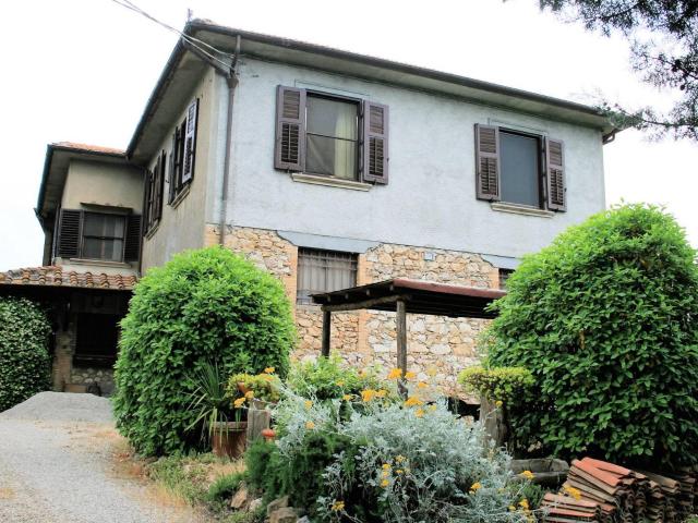 Rustico di ampia superficie con terreno e annessi per tenere. 440m² Montaione