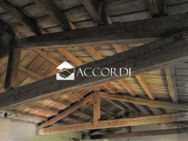 Rustico di importanti dimensioni da ristrutturare, ambientato nella tranquillit della campagna in localit del Comune di Godega di Sant'Urbano