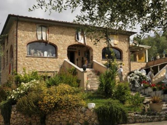 RUSTICO di 14 vani e di 360 mq CAMAIORE rif. 1094