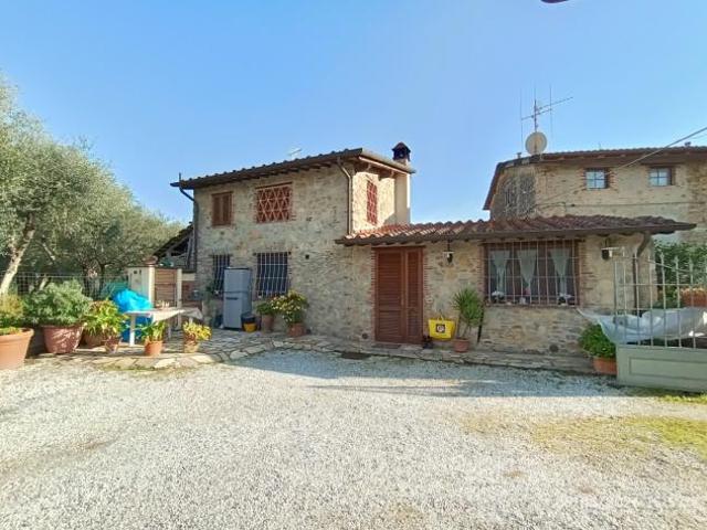 RUSTICO di 4 vani e di 66 mq CAMAIORE rif. 1087