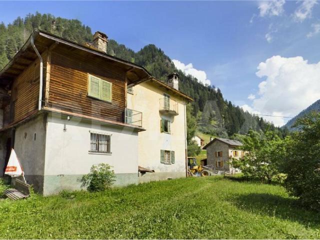 Magnifico rustico nella soleggiata Val di Blenio